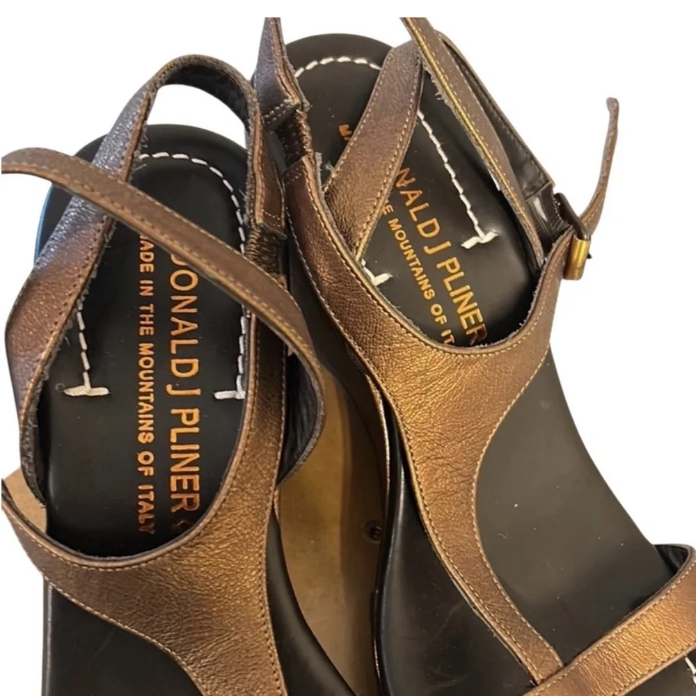 Donald J. Pliner Vage T-Strap Wedge Sandals in Bronze Leather 8N - Picture 3 of 8